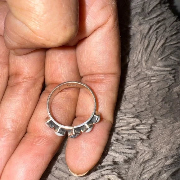 Sterling Silver band ring with white stones approx size 7-8 - Picture 9 of 11